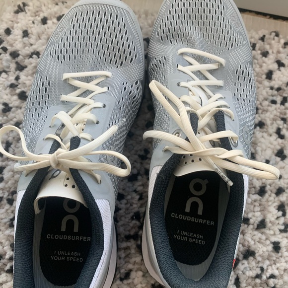 Hardly worn. ON size 7 women’s running shoes in Glacier / Black. - Picture 8 of 10